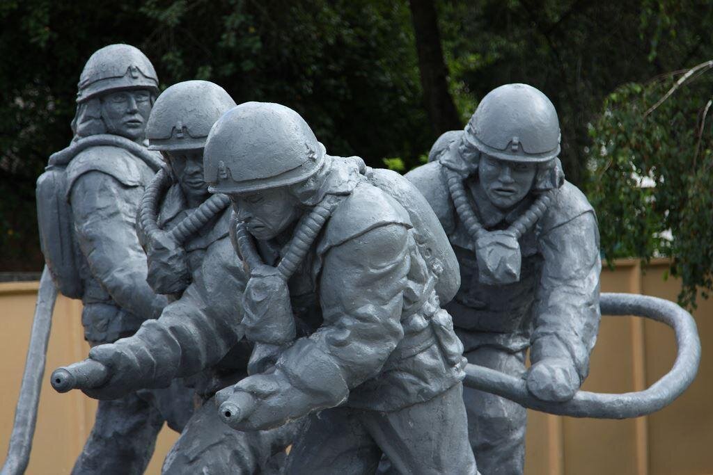 Рис. 1. Памятник ликвидаторам пожара