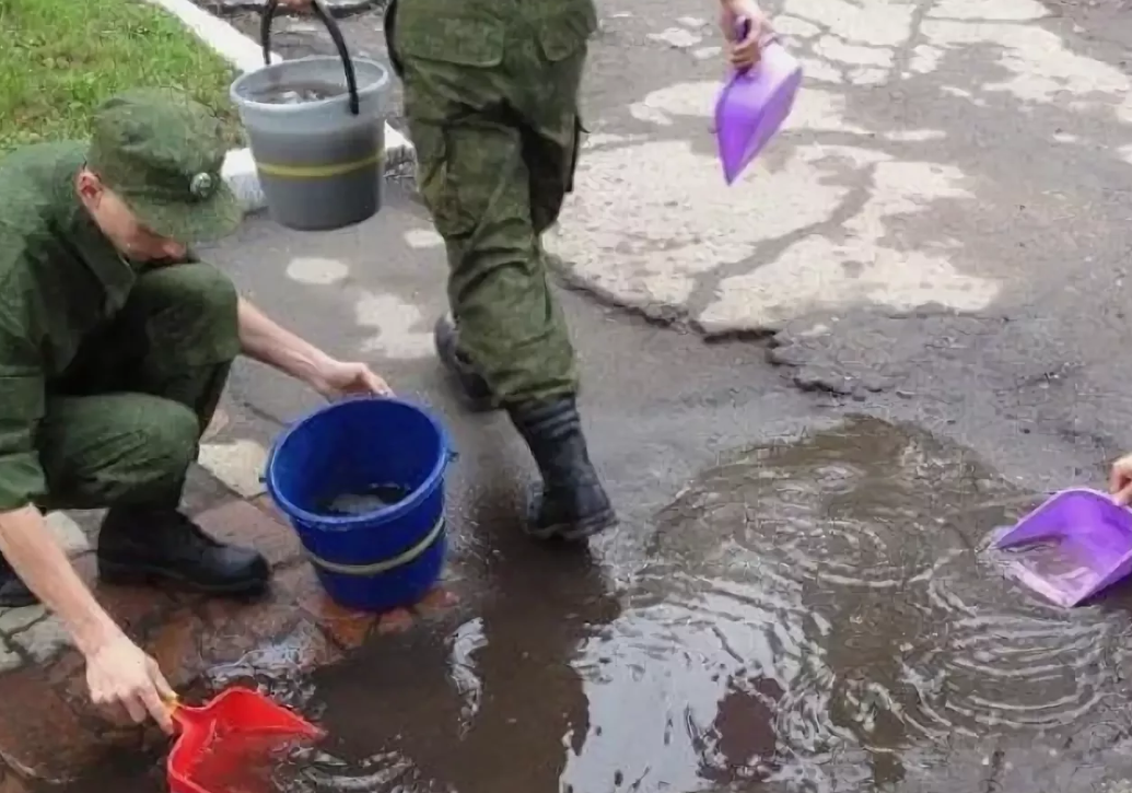 Очень известный мем про то, чем реально занимаются военнослужащие