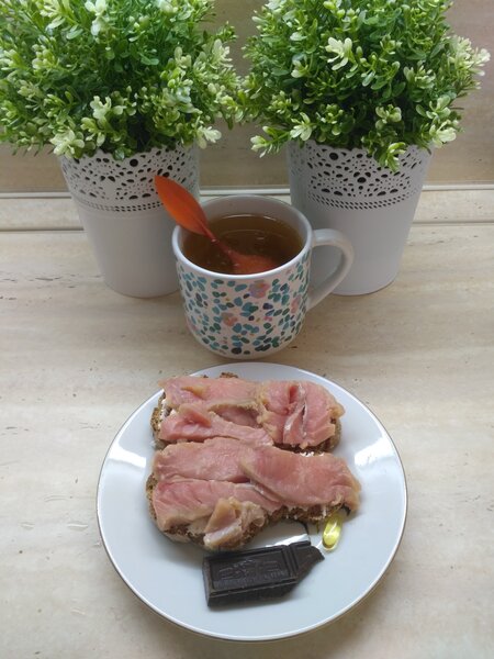 Фотография завтрака: бутерброды и чай