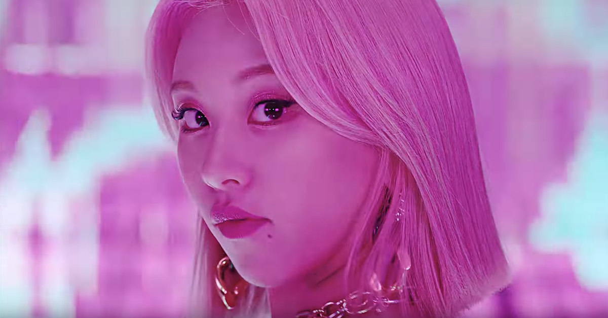 Кадр из клипа группы TWICE 