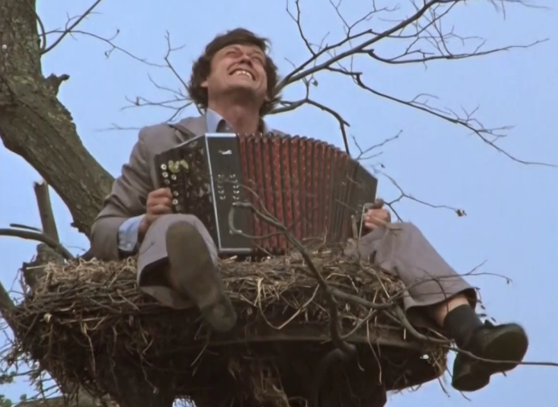 Фильм про жизнь самых настоящих людей. Старый отец, у которого три совершенно разных сына живет в деревне «Белые росы». Он должен устроить нормальную жизнь своим сыновьям, а потом уйти на покой.-2