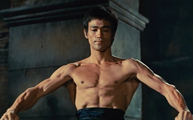 Популярный американский и гонконгский киноактёр, пропагандист восточных единоборств. В общей сложности, снялся в 36 фильмах. Примечательно, что о его жизни и творчестве было снято около 30 фильмов. Настоящая легенда боевых искусств. Цитаты Брюса Ли призывают быть отважным и смелым, в них содержится много философских учений.