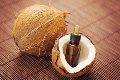 [caption id="attachment_925" align="aligncenter" width="400"] Кокосовое масло избавляет от рубцов, образовавшихся в результате растяжения кожных покровов[/caption]