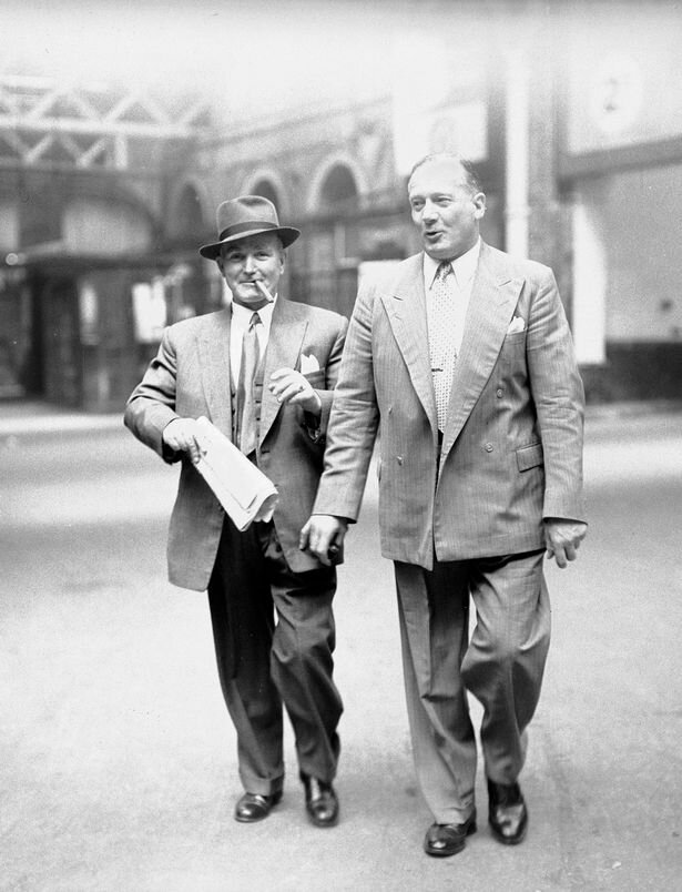 Палач Альберт Пирпойнт (слева) едет домой из Лондона после казни Рут Эллис. 1955 год