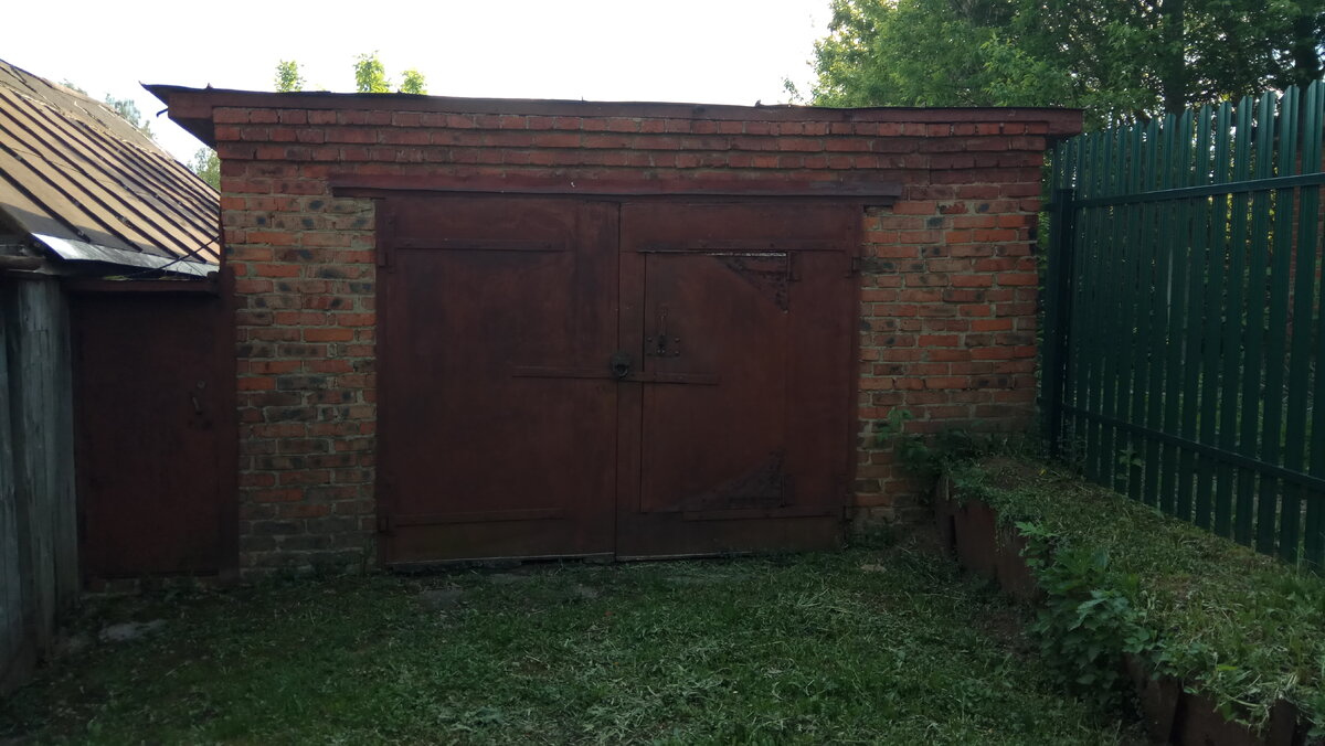 Деревенские ворота. Старый забор. Двор забор 19 века. Набережная достоевского в старой руссе. Отдам гараж.