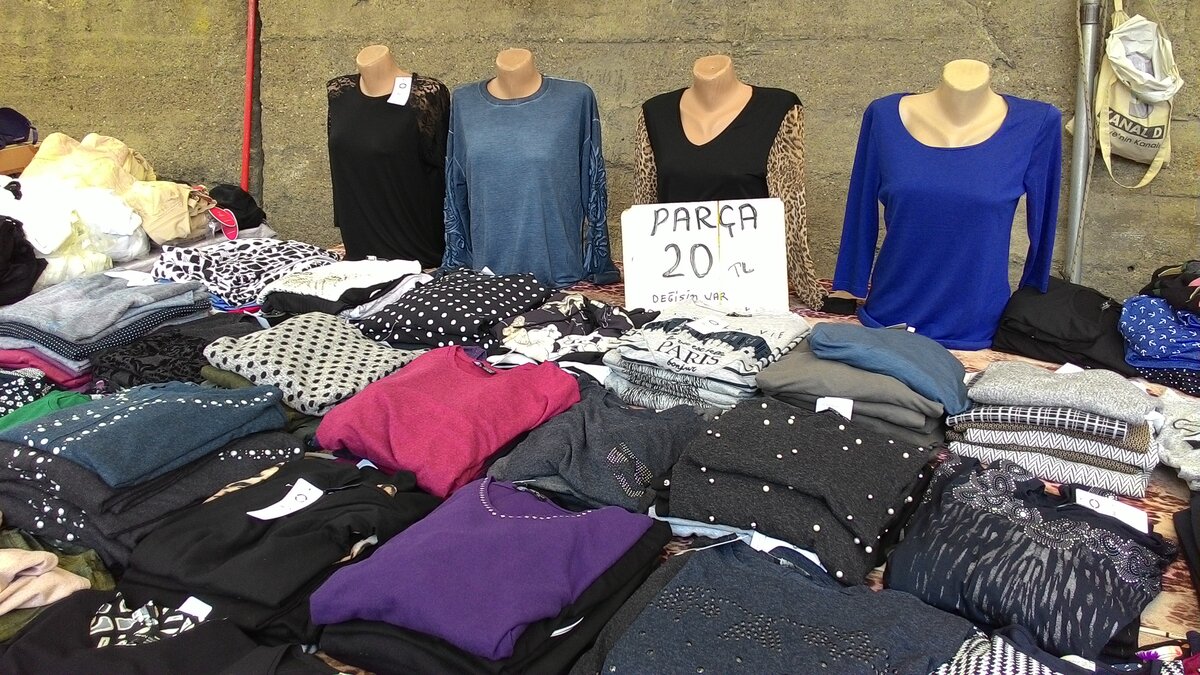 вещевой базар лалели в стамбуле. осенний одежда турции. турция рынок одежды. рынок восточной одежды. турецкая одежда стамбул.