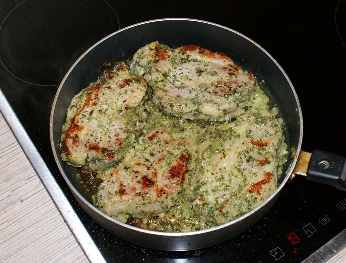 Свиная шейка в зелёном маринаде жарится. Фото автора статьи.