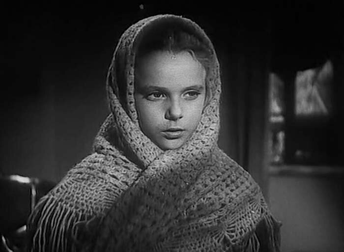 В фильме  "Жила-была девочка"