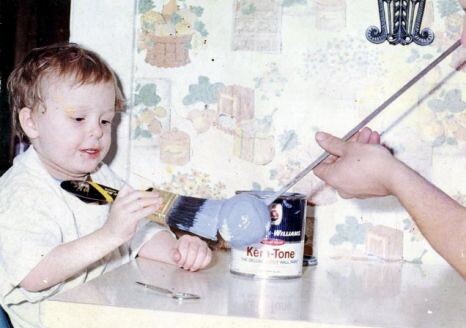 Мяч настолько большой, что требует усиленных металлических стержней для того чтобы подвесить его. Первый слой краски был добавлен сыном Майк Кармайкл, и с тех пор всегда соблюдается золотое правило для тех, кто добавляет краски на шар — каждый новый цвет должен отличаться от предыдущих. Так что если Вы захотите добавить свой  слой краски в самый большой шар из краски Вам надо будет правильно подобрать свой цвет.