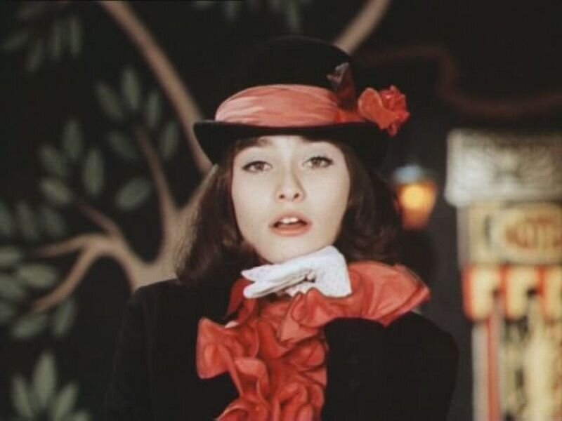 Бессмысленные и легкомысленные песенки в фильме "Небесные ласточки" на самом деле вполне сочетаются со стилем французских кабаре конца XIX - начала XX века. Хотя  советскому зрителю такая подача заходила тяжеловато.