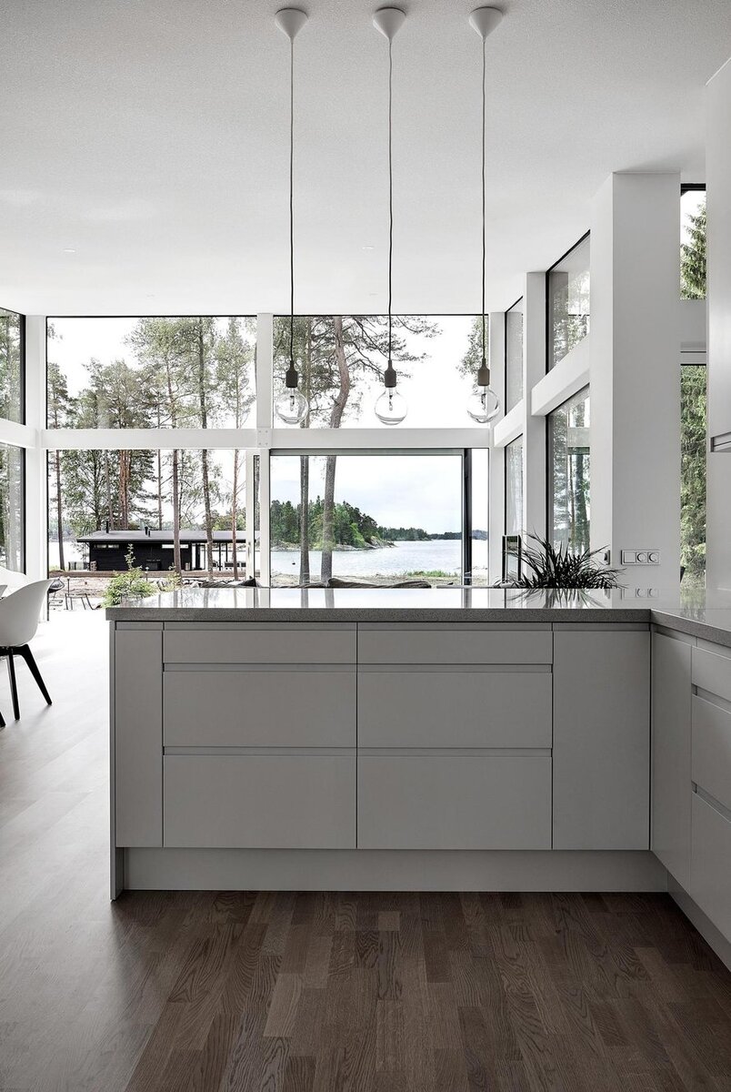 Кухня спроектирована так, чтобы повар мог любоваться морским пейзажем. 