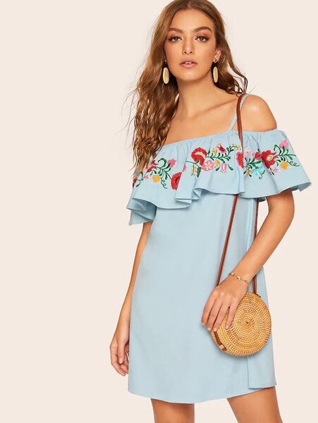 Платье с драпировкой на плечах