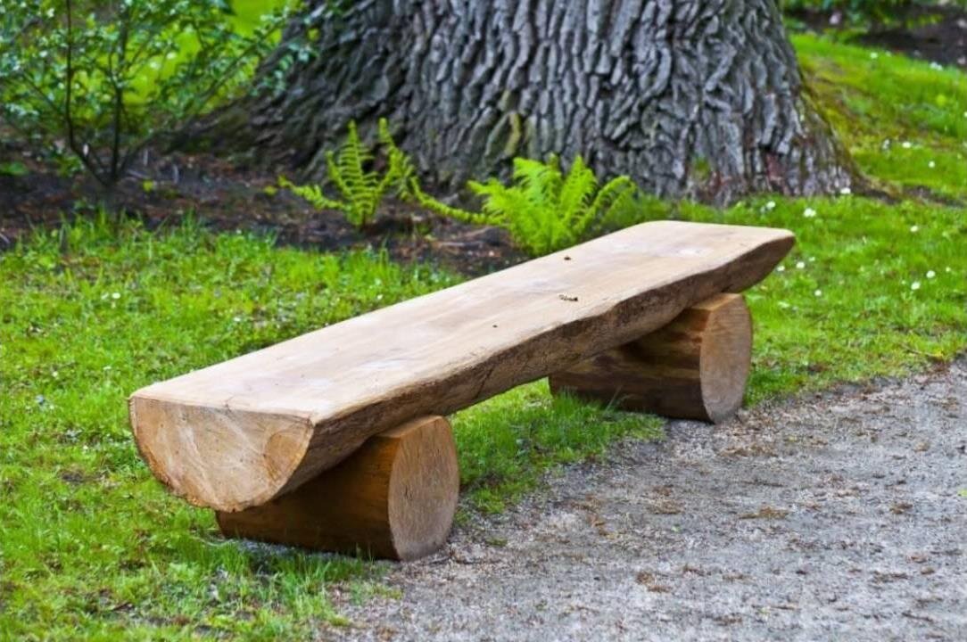 Спиленное дерево вполне может превратиться в скамейку. Главное, что бы под рукой оказался подходящий инструмент.