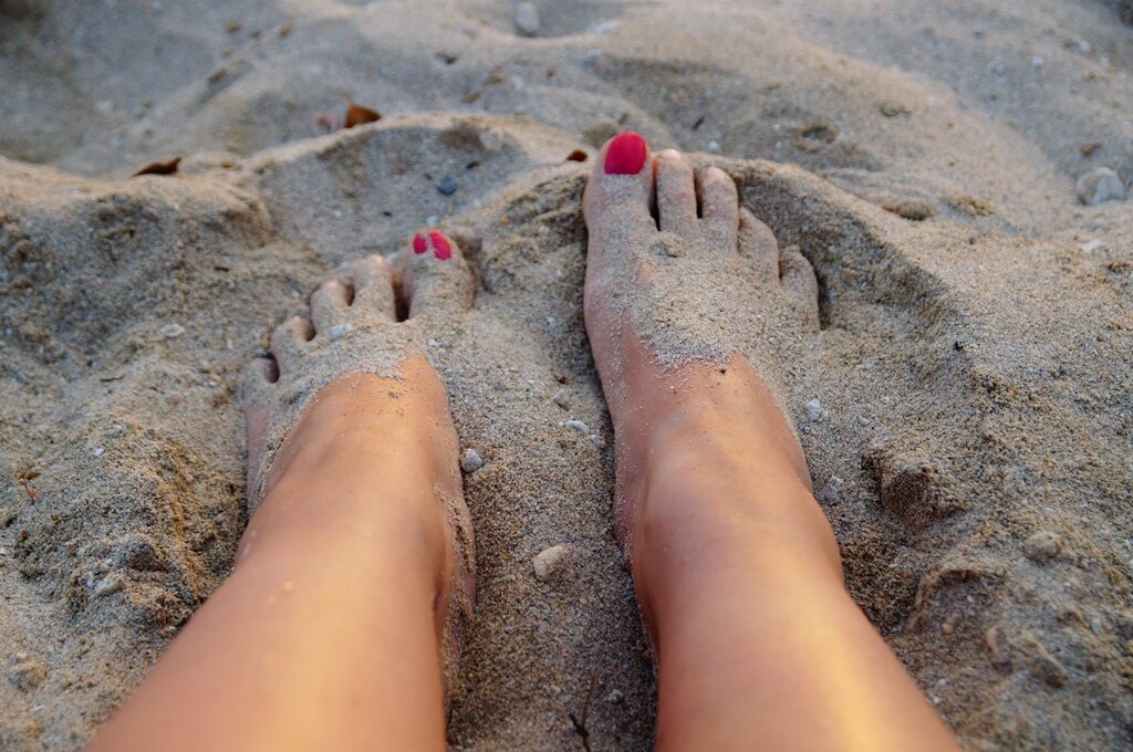 Греть ноги в горячем песке одно удовольствие
