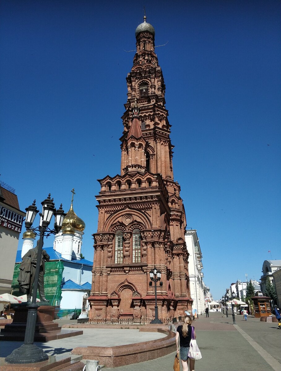 Колокольня древнего собора на улице Баумана. Прохожих правда мало.