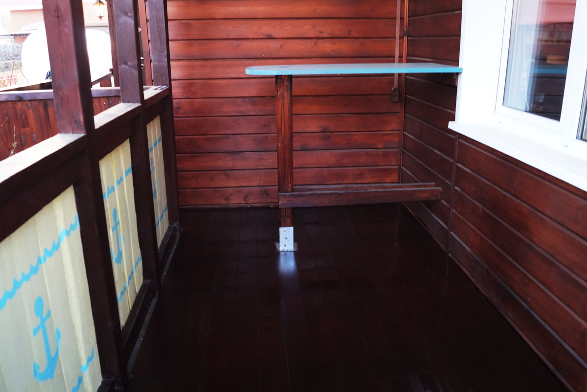 Покрасили стол, поручни и пол.