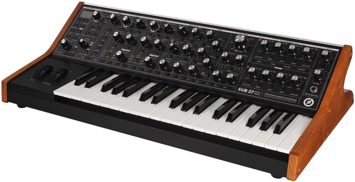 Moog Sub37 - самый настоящий синтезатор