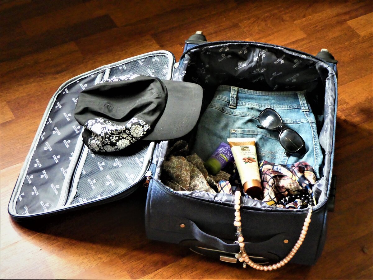 Даже если вы нацелены на обновки, хотя бы минимум вещей стоит с собой взять: тогда шопинг будет радостью, а не необходимостью.