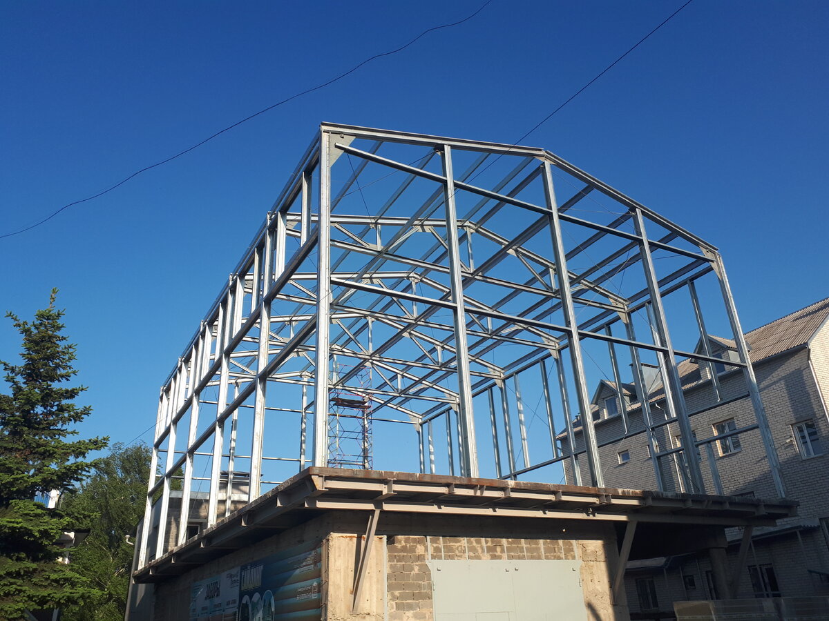 Примерно так выглядит ЛСТК-каркас. Он легкий и вы можете построить себе дом даже над старым гаражом