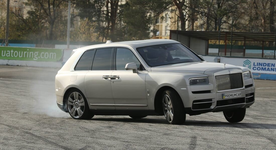 Если Rolls-Royce Cullinan заставить дрифтить на треке, то он покажется немного валким. 