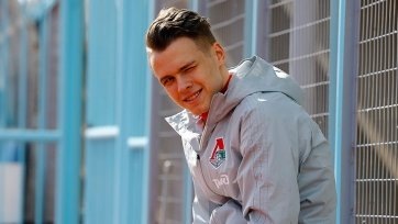 По информации Sovsport.ru, 19-летний россиянин уже находится в стане «летучих мышей», где проходит медицинское обследование. В ближайшее время воспитанник «Локомотива» должен подписать контракт с испанским клубом.
