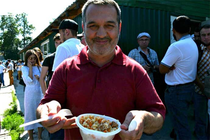 Мусульмане Екатеринбурга в поддержек соборной мечети отведали плов.Фото: Мария Войнакова, ЕТВ.