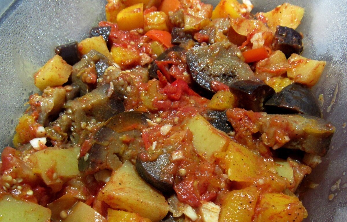 Картошка с баклажанами. Рагу с баклажанами. Рагу из картошки с мясом и баклажанами. Тыква и баклажан. Рагу овощное с баклажанами и картофелем.