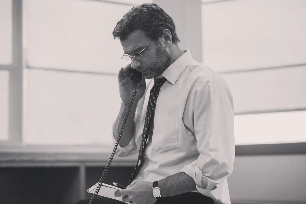 Кадр из фильма" В центре внимания"