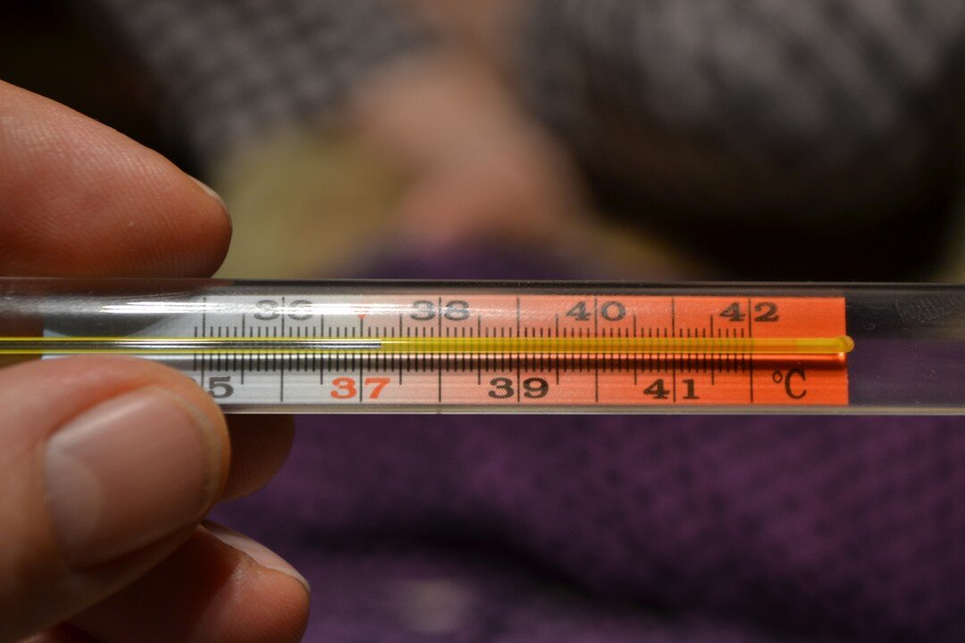 Температура 37,3°С у взрослых и детей: что делать?