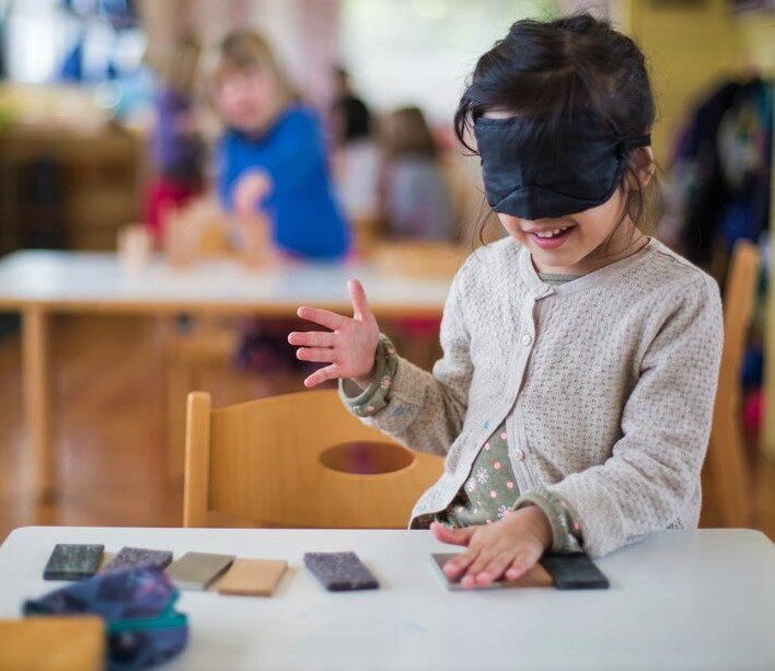 Ребёнок в детском саду Монтессори.