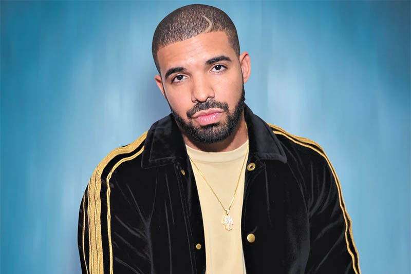 На официальном YouTube-канале канадского репера Drake появился клип на песню " Money In The Grave" при участии Rick Ross.