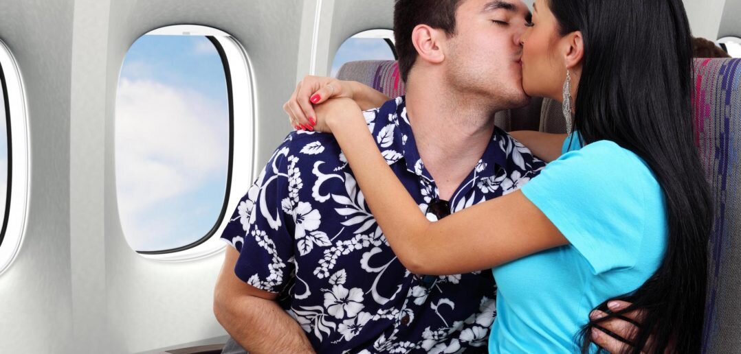 Сексуальная стюардесса в чулках делает минет на борту самолета