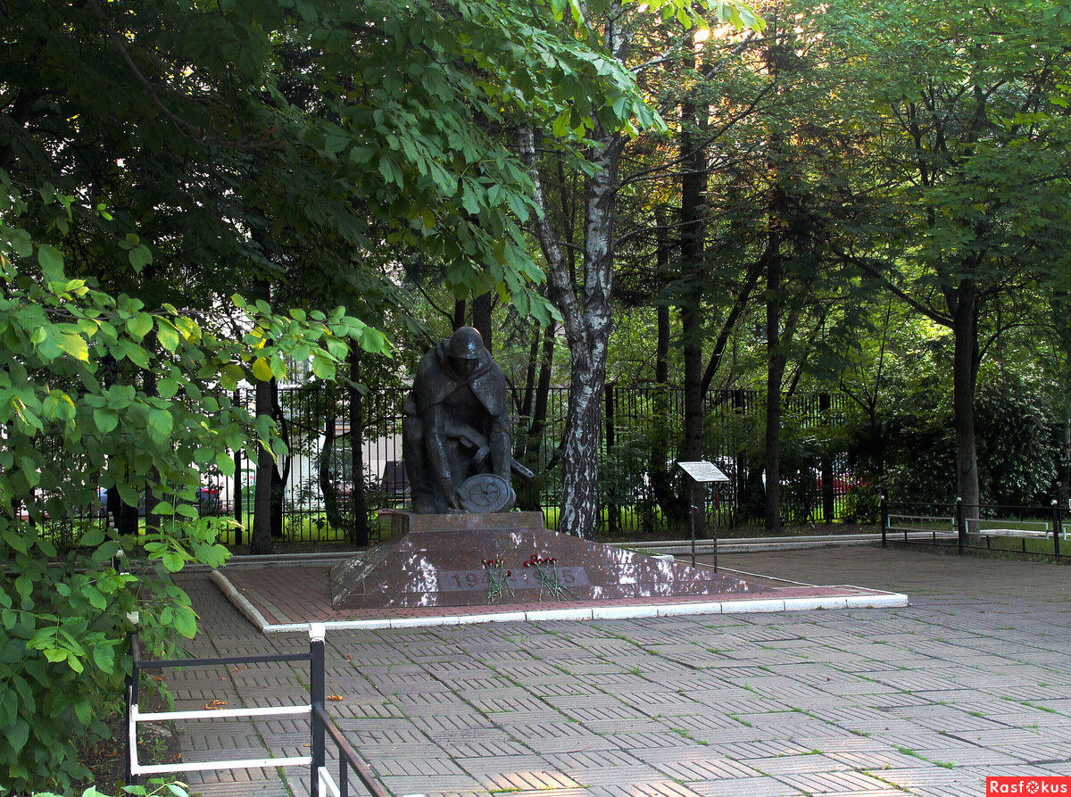 Памятник сквозь года