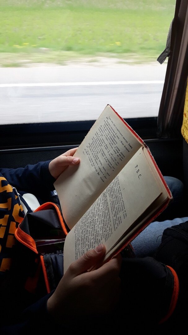 Любимое занятие у сына в дороге - читать или слушать истории.