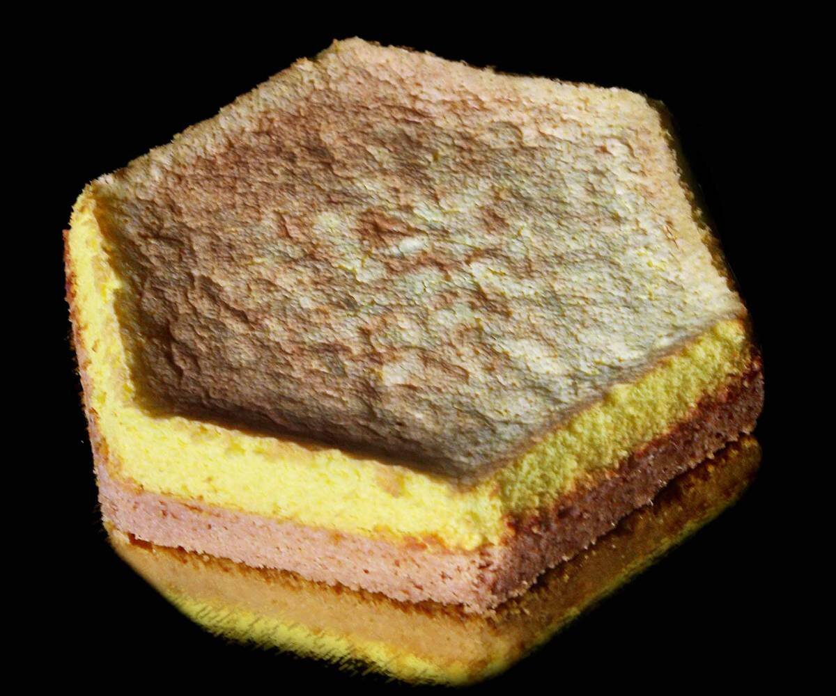 Песочная основа и воздушный лимонный слой. Толи торт, толи пирог, толи печенье. Один рецепт, масса вариантов подачи. Можно в квадратной форме, можно в круглой, можно нарезать порционно на прямоугольники.