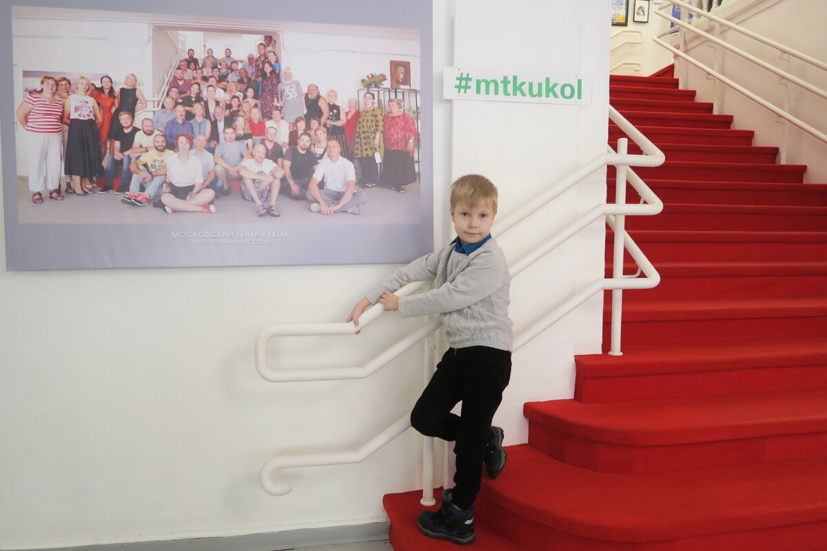 ⠀Уверенна что любая мама без запинки продолжит эту фразу и процитирует парочку из "Мойдодыра" К.И.Чуковского.⠀В Московском Театре Кукол доверили рассказать знаменитую историю мимам! Да-да, в повествовании участвуют Мим Клякс, Мим Додыр, Мим Мочалка, Мим Коко и Мим Тото. В традициях театра на сцене замешаны куклы и люди. Лично мне это нравится, а Ромик считает минусом. Ему больше нравится когда кукловода не видно. Но даже это не помешало ему получить удовольствие от происходящего на сцене!⠀Первое что мы увидели после открытия занавеса-это огромное облако мыльных пузырей! Нужно ли говорить какие эмоции возникают у детей при их виде.Яркие декорации на чёрном фоне дополнили визуальный восторг, напомнив иллюстрации из детской книжки)Из героев Ромику больше всего понравился Мойдодыр, а мне Крокодил с Тотошей и Кокошей на велосипеде)⠀Спектакль длится всего час, два отделения по 25 минут+антракт. На мой взгляд идеально, не слишком растянуто и все по тексту.⠀С возрастным цензом все неоднозначно: на сайте театра стоит 3+, на канале ютьюб 4+, а на программке 5+По моим наблюдениям: трехлетки к окончанию второго отделения немного устали, поэтому я бы рекомендовала спектакль зрителю от 4 до 7 лет.⠀Ближайшие показы:13,26 и 27 октября.Билеты от 600 до 2000 рублей.Мои рекомендации:4-6 ряды по центру.Кресла в театре трансформируются, благодаря чему детям видно хорошо с любого места.⠀