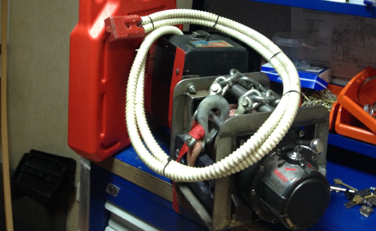  и решил, что пора обзавестись лебедкой. Подумав,  не стал ставить  лебедку пока стационарно спереди, а ограничиться более универсальным решением, на мой взгляд тогда-переносной лебедкой.