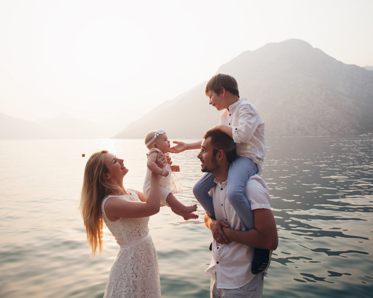 Наша семья: Коля на шее у Тёмы, а Арья тут совсем ещё маленькая :)