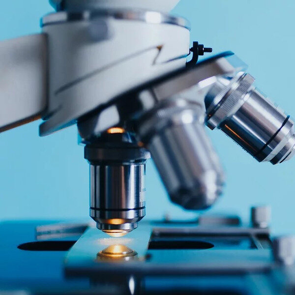 https://pixabay.com/photos/analysis-biochemistry-biologist-2030266/