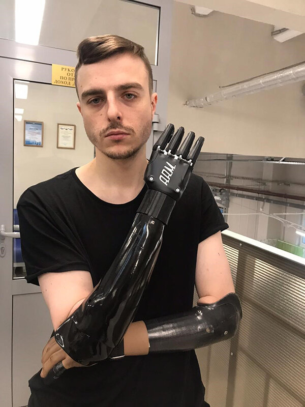 Толя-робот тестирует"руку киборга"