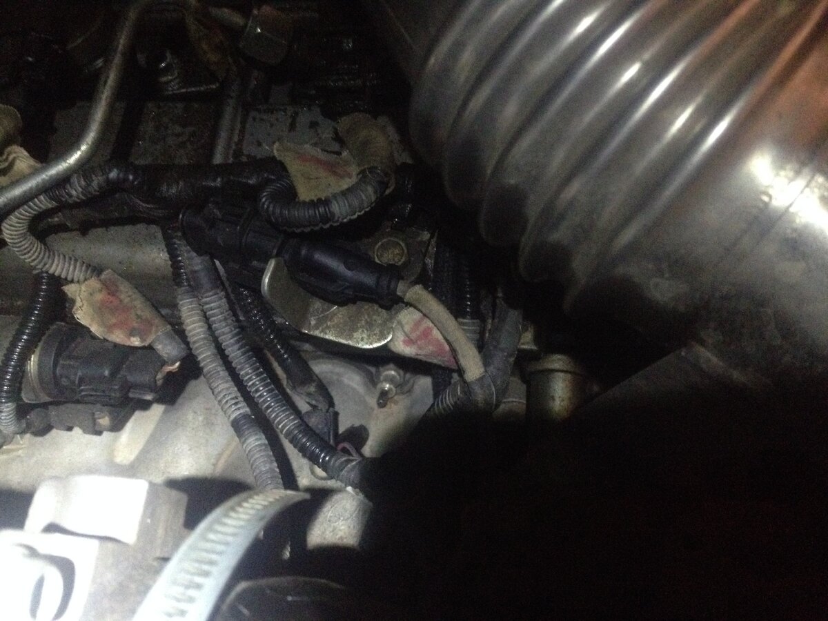 Если есть подходящий инструмент замена не сложная (длинная головка на 10, удлинители и пр.) и аналогична замене обычных свечей. Но три свечи открутились с трудом, даже проливал их керосином (тут есть риск гидроудара) . 