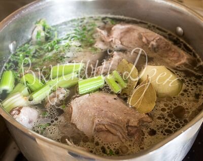 Готовим бульон. Утку разделываем на части, филе грудок срезаем и оставляем для другого блюда. Самые большие и толстые куски кожи срезаем и выбрасываем. Кладем всё в большую кастрюлю, заливаем водой так, чтобы она чуть прикрыла содержимое и ставим на сильный огонь. Доводим до кипения, сливаем воду с пеной, кастрюлю и куски утки ополаскиваем под краном, чтобы убрать ошметки пены. Такая манипуляция необходима, поскольку с замороженной утки получается слишком много пены и взвеси, постоянно убирать которую - каторжный труд. Возвращаем утку в кастрюлю, вливаем 2,5 литра воды, кладем надрезанную крест-накрест небольшую луковицу, 2 раздавленных зубчика чеснока, горошины перца, лавровый лист, крупно нарезанный сельдерей и тимьян. Солим. Доводим до кипения на сильном огне, затем варим на минимальном нагреве (бульон должен только слегка иногда побулькивать) около полутора часов. Через час варки вынимаем из кастрюли окорочка, предварительно проверив вилкой на мягкость. 
