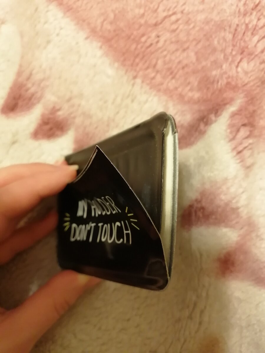 Фото автора. Бедный мой Карт-холдер. Действительно, такое лучше "Don't touch"