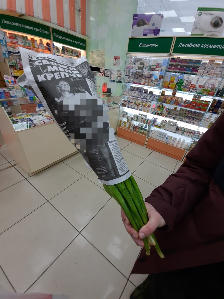 Вся  "упаковка" в темах о "любви" с очень откровенными фото женщин в возрасте =D  Какого моему 27 летнему мужчине было на людях с подобной обёрткой. :) 