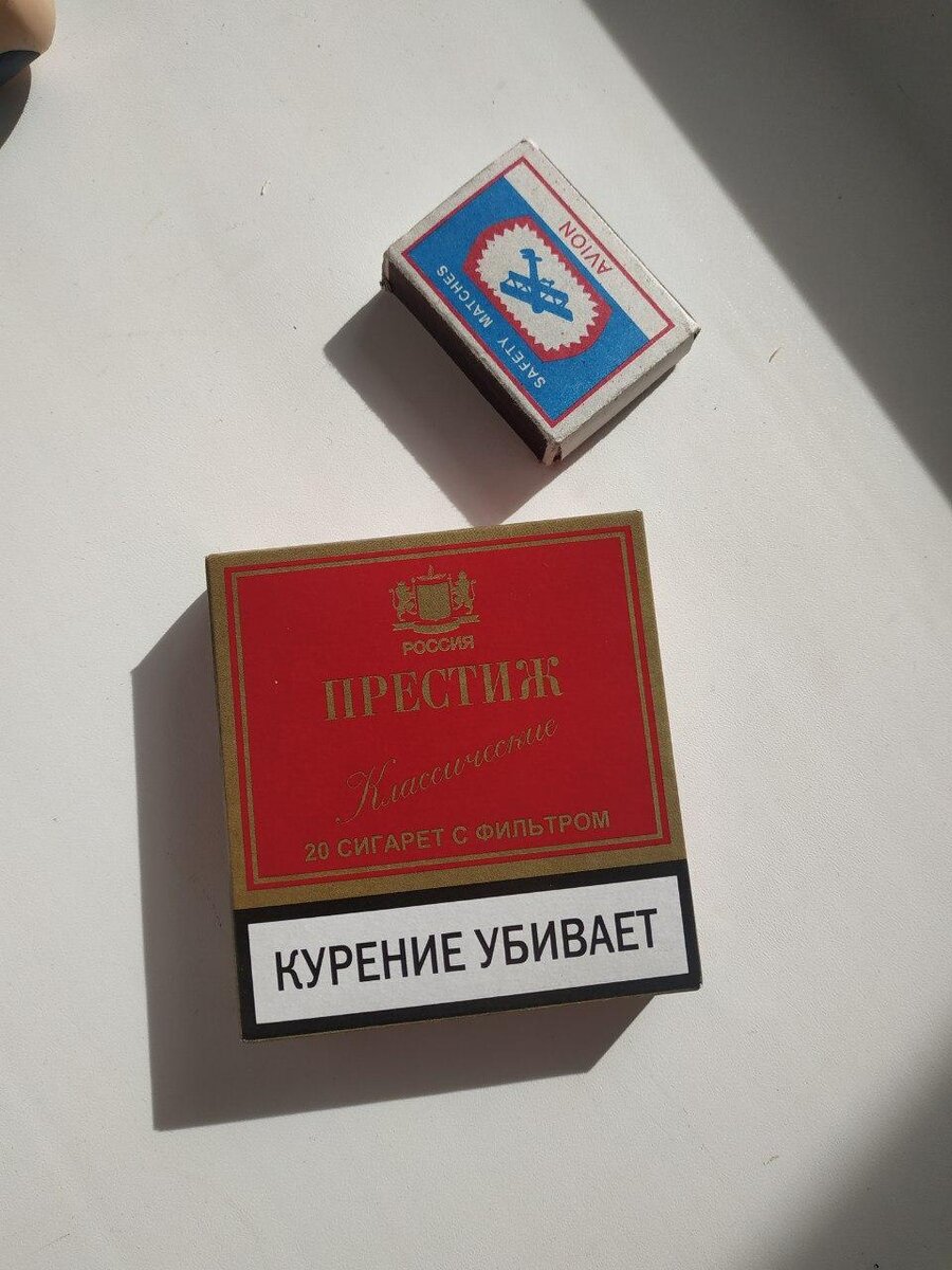 "Престиж" - дизайн под советскую «классику» и квадратная пачка на манер упаковки от советских папирос, из плотного картона. "Пугалка" только на обратной стороне.