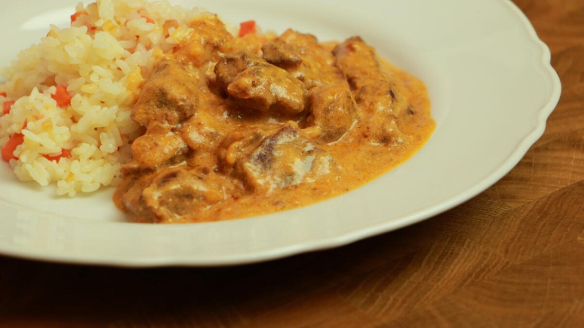 Привет! Мне нравится готовить простые и вкусные блюда на каждый день и сегодня мы приготовим гуляш из говядины. Всего 2 часа вашего времени, из которых большую часть можно ничего не делать ).