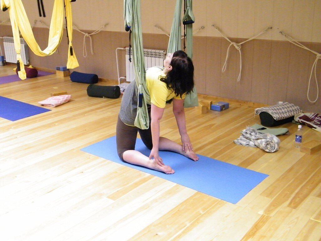 Для занятий йогой Айенгара  применяются специальные приспособления