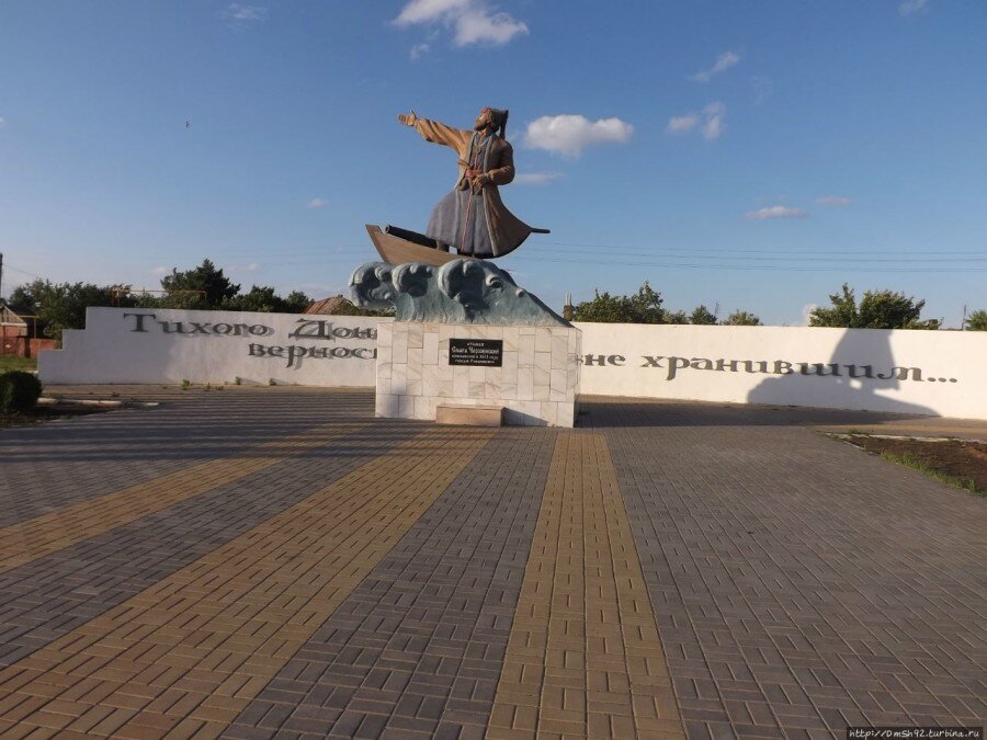 Основатель станицы встречает гостей.