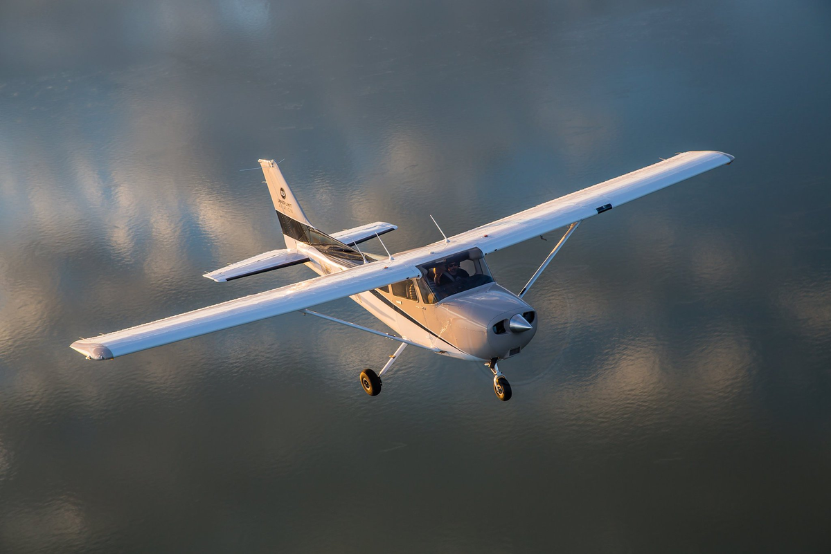 Эта модель стала самым массовым самолетом. Cessna 172. Самолет Cessna 172. Легкомоторный самолет Cessna 172. Cessna 172 спереди.