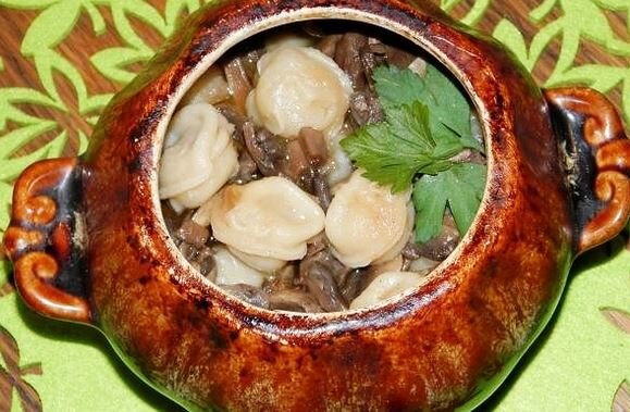 Пельмени в горшочках с грибами и сыром